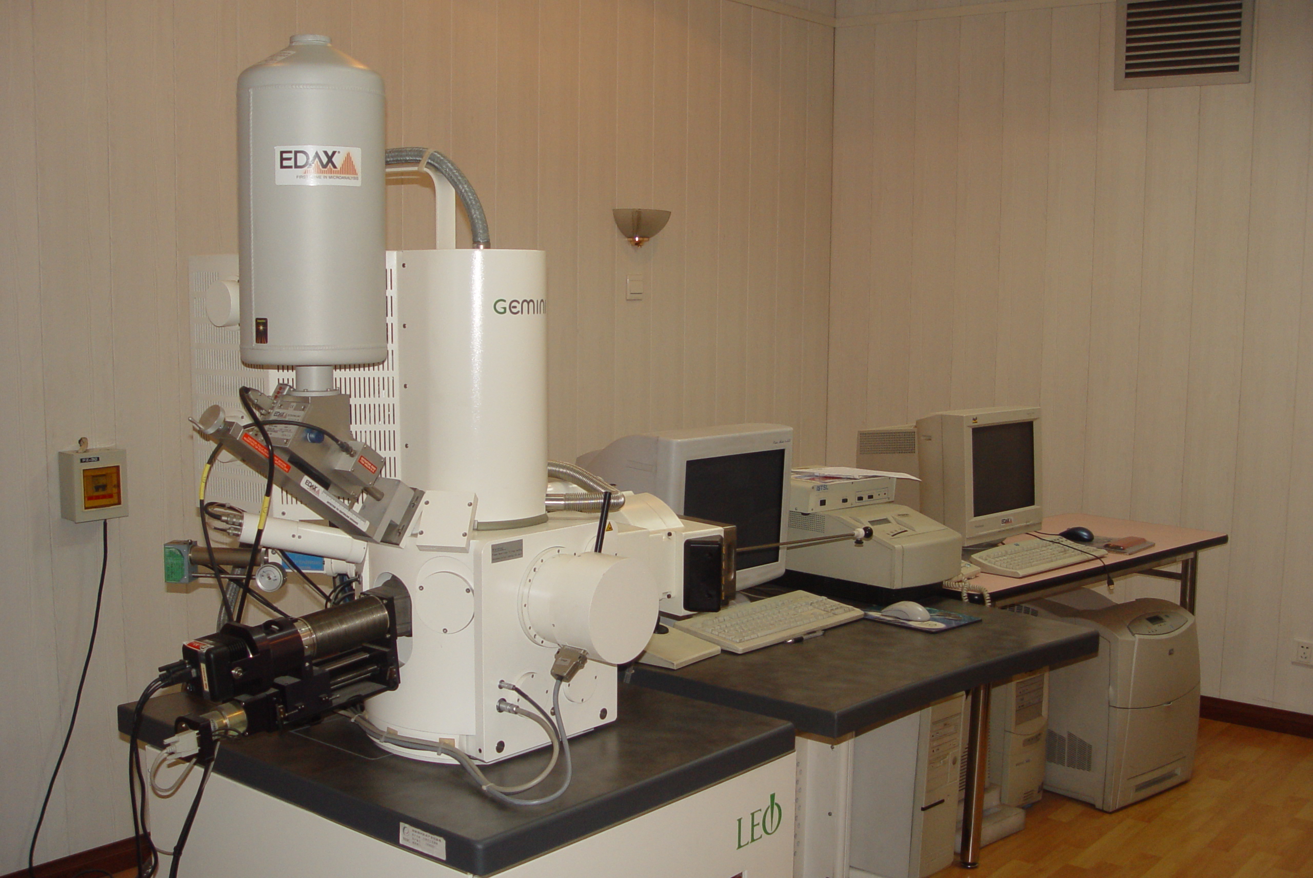 场发射可变压力扫描电子显微镜